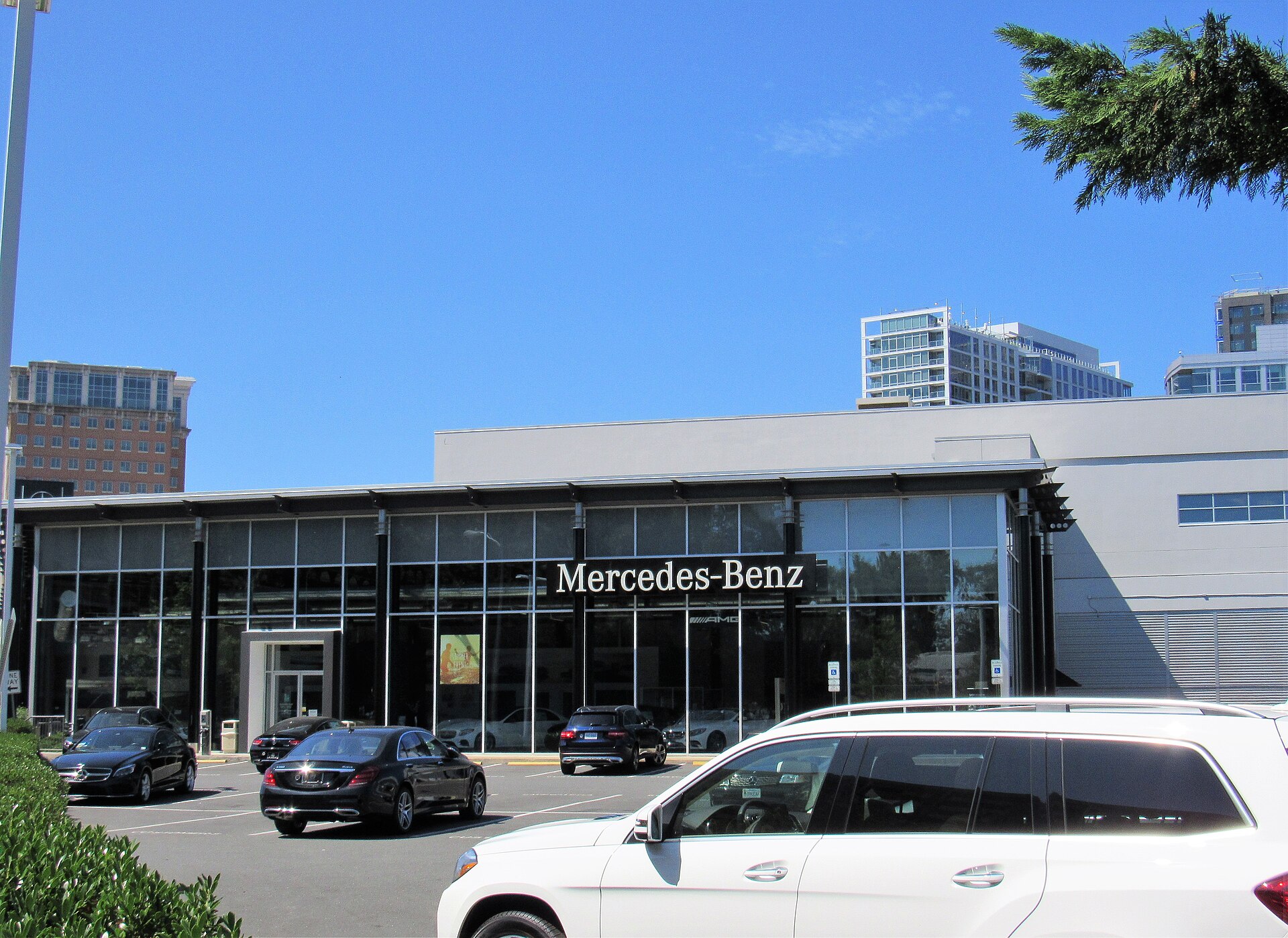 Mercedes-Benz USA сокращает бюджеты до 25% и увольняет менеджеров продаж